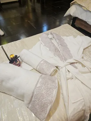 סט חלוק מגבת יוקרתי משולב תחרה + מגבת פנים + מגבת ענק M