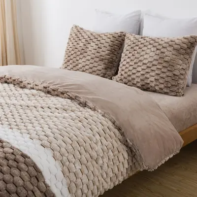 סט מצעי קטיפה זוגי רחב 180/200 דגם קורל מוקה