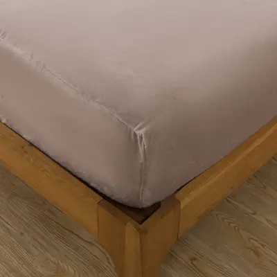 סט מצעי קטיפה זוגי רחב 180/200 דגם קורל מוקה