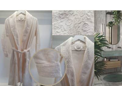 חלוק מגבת יוקרתי עם גימור ריקמה בצבע קרם מבחר מידות